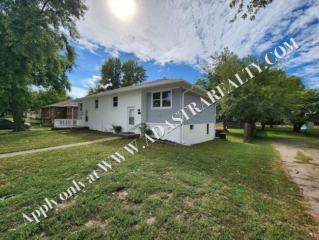 Building Photo - Nice Updated 2 Bed 1.5 Bath Duplex in Base...