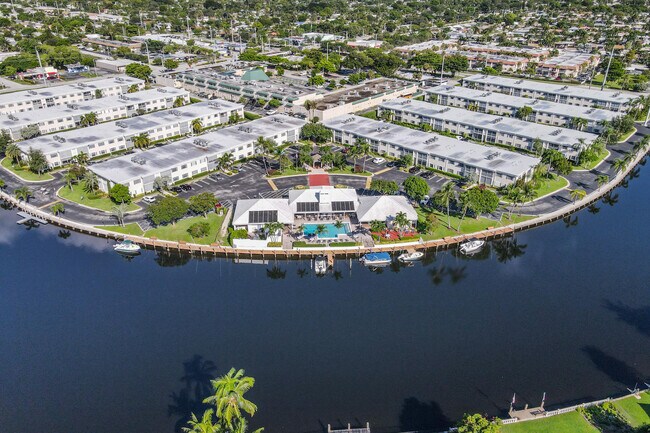 Building Photo - 120 Cypress Club Dr