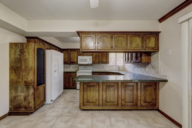 Building Photo - 4 bed, 2 bath home in Edmond