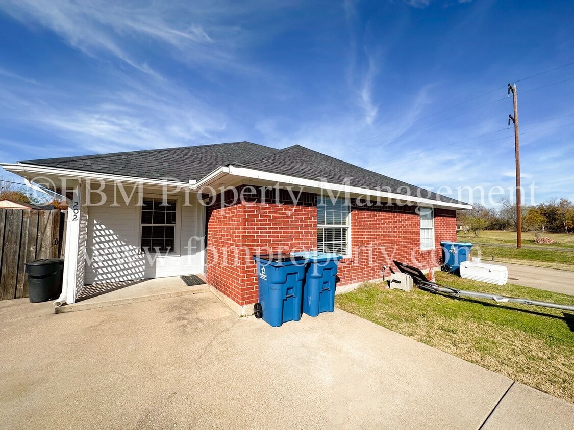 200202 West Lamar St, Palmer, TX 75152 Townhome Rentals in Palmer TX