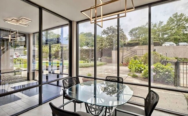 Foto del edificio - Newly Renovated Condo Located In Highly Desirable Area Of Forest Acres!