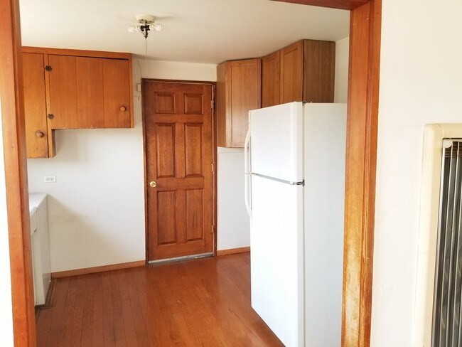 Building Photo - 2 Bedroom 1 bath