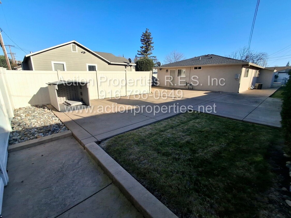 Building Photo - Central Roseville Immaculate Updated Single Story 2 Bedroom 1 Bathroom, New Paint, Fenced Yard