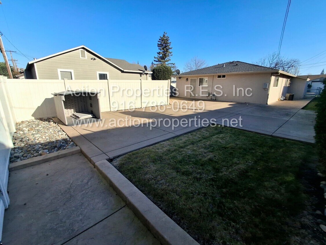 Foto del edificio - Central Roseville Immaculate Updated Single Story 2 Bedroom 1 Bathroom, New Paint, Fenced Yard
