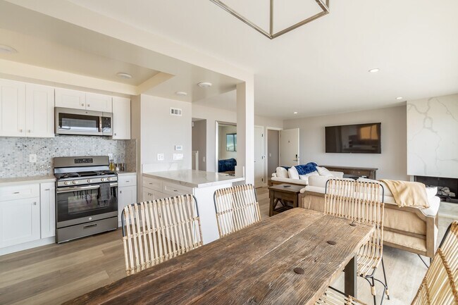 Interior Photo - Strand 5