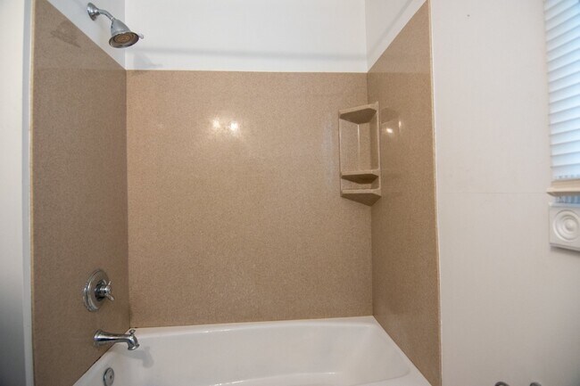 Building Photo - 2 Bedroom 1 Bath
