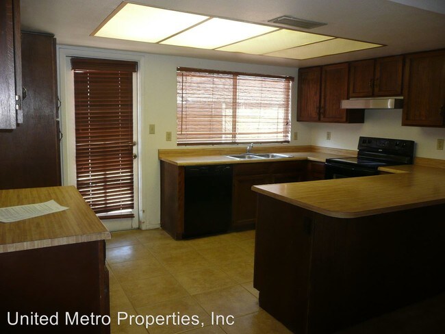 Building Photo - 5251 W Poinsettia Dr