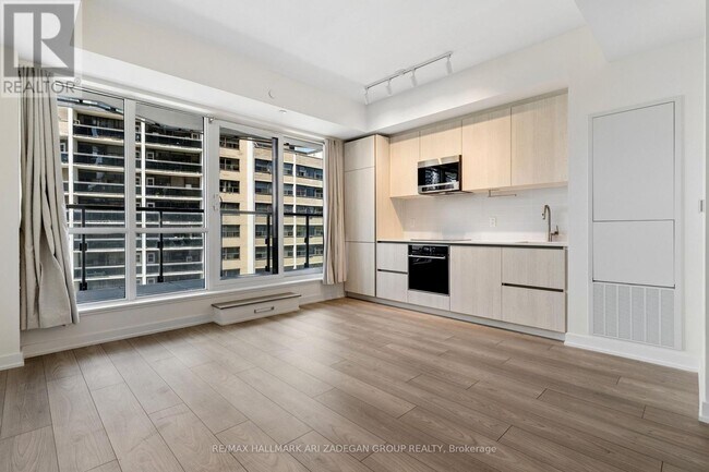 Photo du bâtiment - 120 Broadway Ave