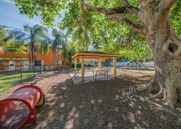 Foto del edificio - 5235 NE 3rd Ct