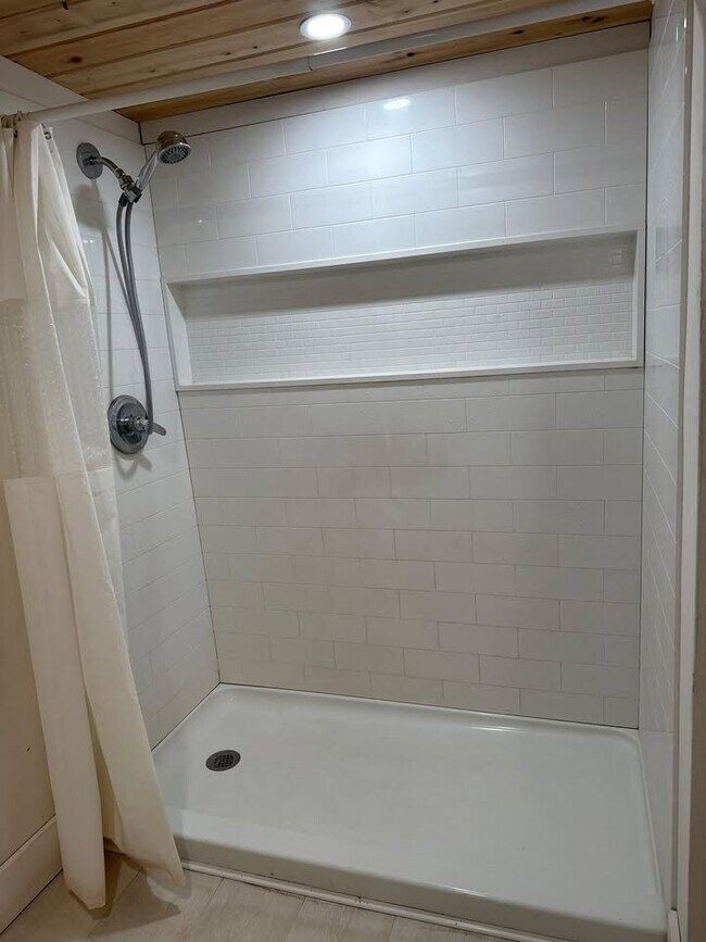 Foto del edificio - 605 NE 27th St