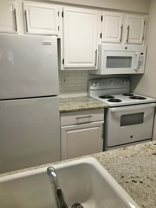 Foto del edificio - 2210 Ravens Crest Dr