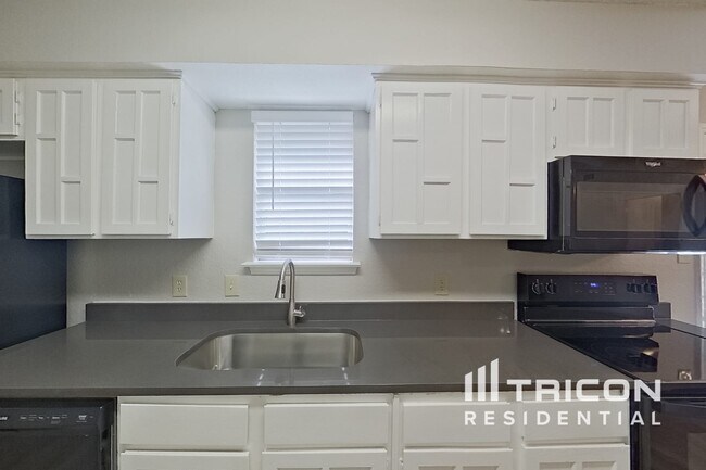 Foto del edificio - 5903 Guildwood Dr