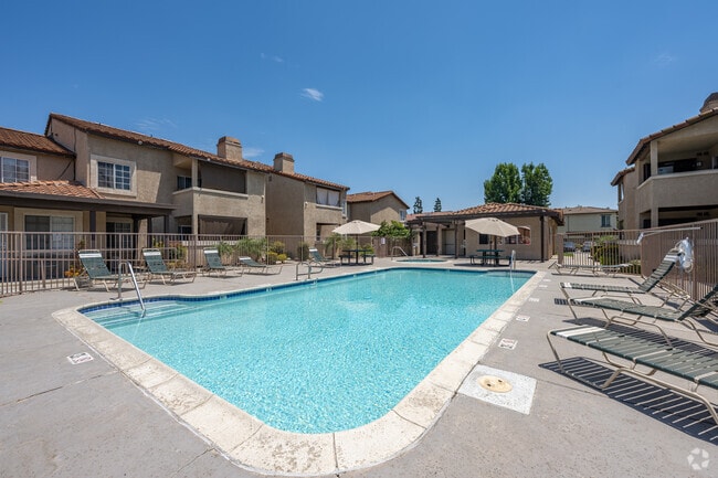 Piscina - 619 E. Riverside Dr.