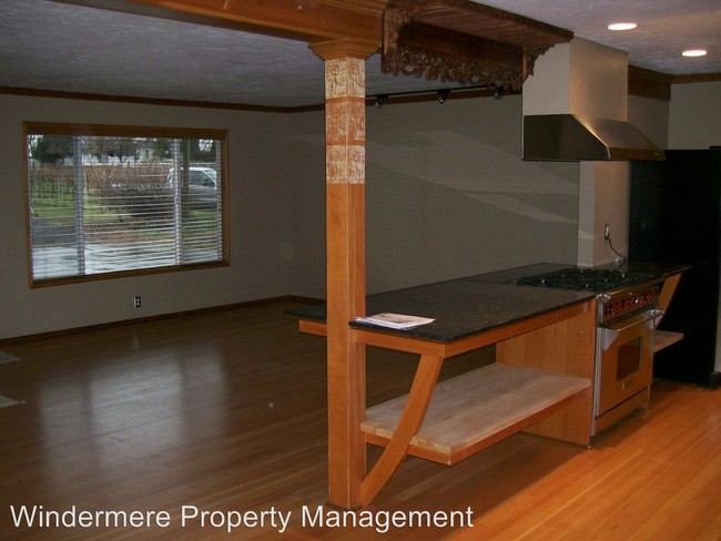 Building Photo - 3 br, 2 bath House - 3388 Stateline Rd