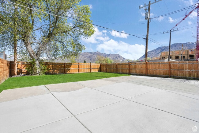 Parking lot - 832 25th St