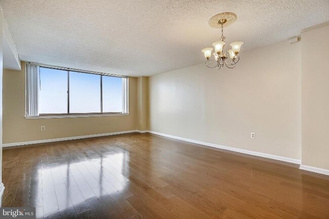 Foto del edificio - 10101 Grosvenor Pl