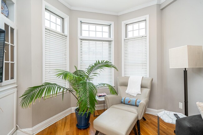 Building Photo - 233 Monroe St