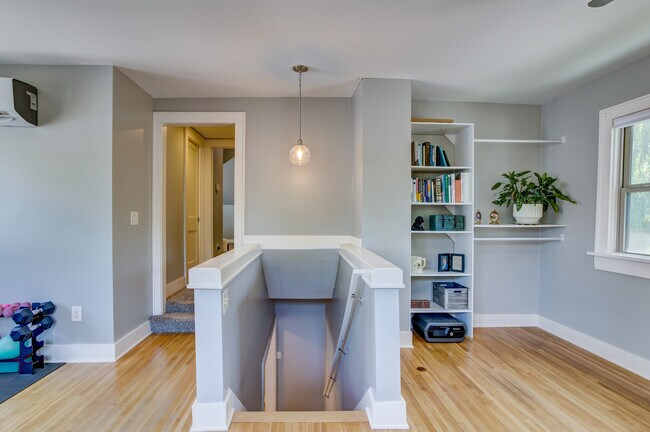 Building Photo - 401 Dellrose