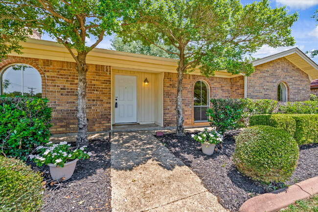 Foto del edificio - "Spacious 4-Bedroom Hardwood & Granite Fin...