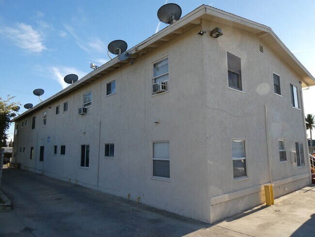 Foto del edificio - San Fernando Valley 1 Bedroom Condo for Rent!