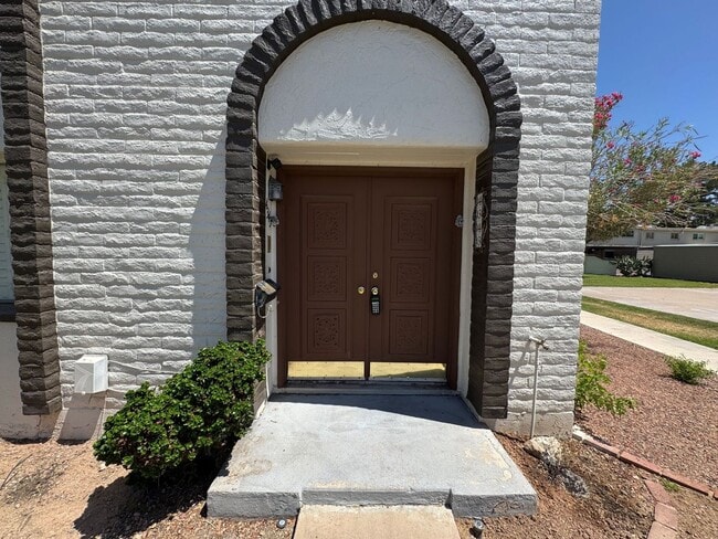 Building Photo - 3 Bedroom - 2  Bedroom - 1656 Sq. Ft - Cas...