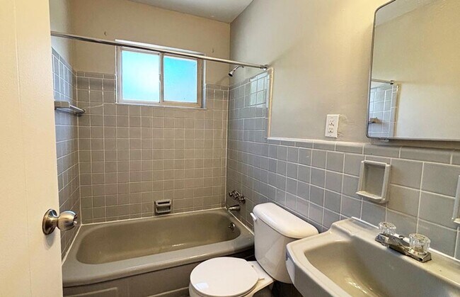 Foto del edificio - 562 Lowell Ave