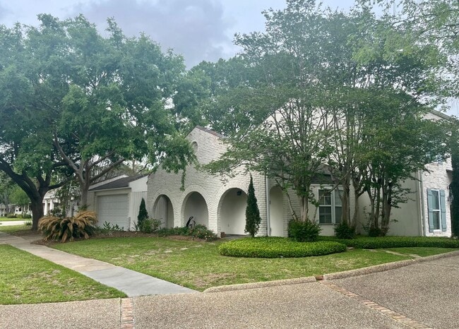Building Photo - MOVE IN SPECIAL 1/2 MONTH RENT FREE! Beaut...