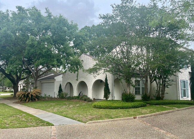 Foto del edificio - MOVE IN SPECIAL 1/2 MONTH RENT FREE! Beaut...