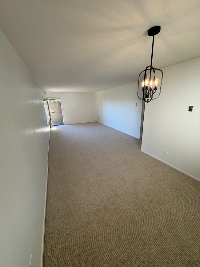 Building Photo - 521 E Arrellaga St