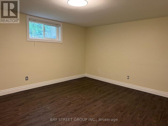 Photo du bâtiment - LOWER 123 SEARLE AVENUE