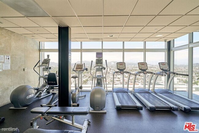 Building Photo - 2 br, 2.5 bath Condo - 3810 Wilshire Blvd ...