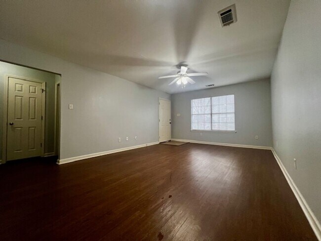 Building Photo - 219 E Maple St