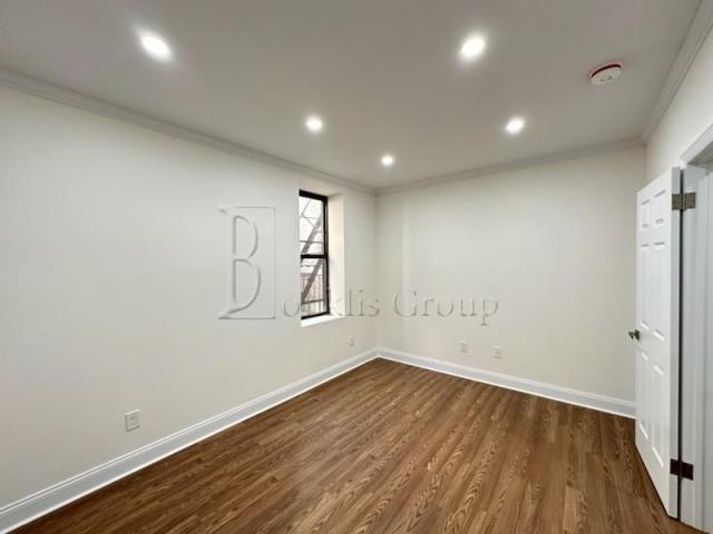 Foto del edificio - 1 bedroom in ASTORIA NY 11103