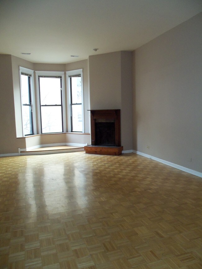 Living Room - 1006 N Clark St