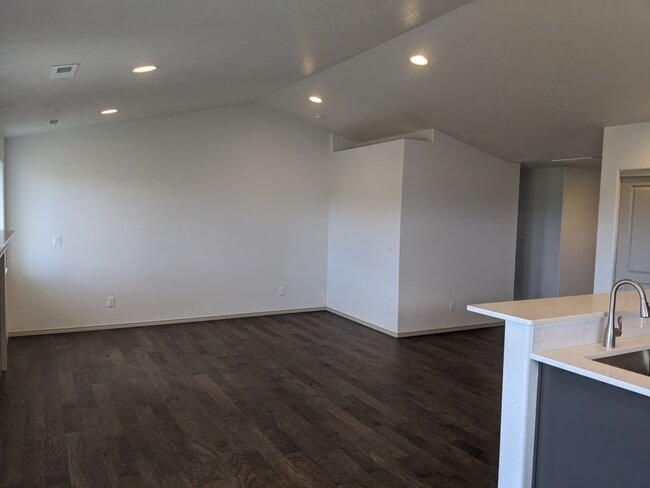 Building Photo - 617 W Brundage Way