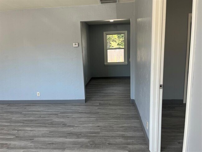 Foto del edificio - 4409 N Meridian Ave