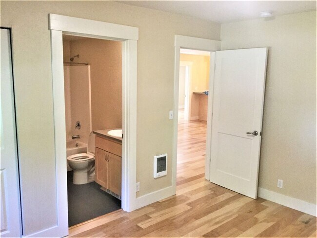 Building Photo - Updated 3 bedroom/3 bathroom duplex at E. ...