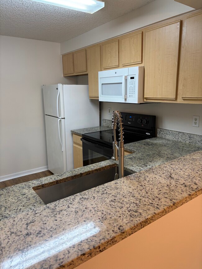 Building Photo - Palm Villa Condominium