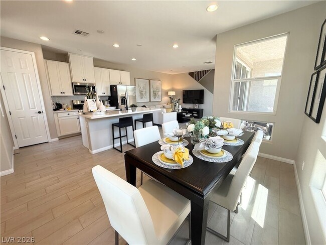 Foto del edificio - 916 Cottonwood Hl Pl