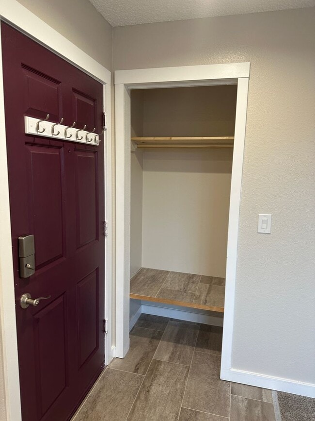 Building Photo - Heat Included! Heated Storage, 2 Bedroom/1...