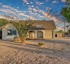 Building Photo - 2423 E Maryland Dr