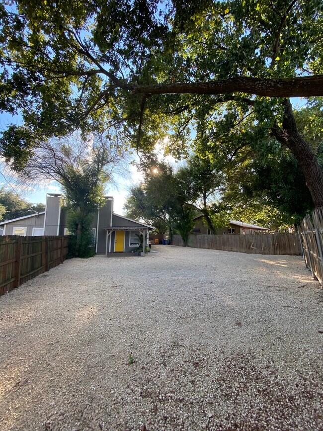 Foto del edificio - 2403 Burleson Ct