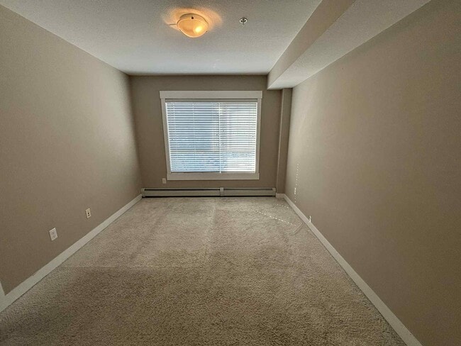 Building Photo - 302 Skyview Ranch Dr NE