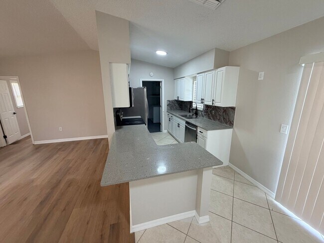 Building Photo - THREE BEDROOM POOL HOME!!!!