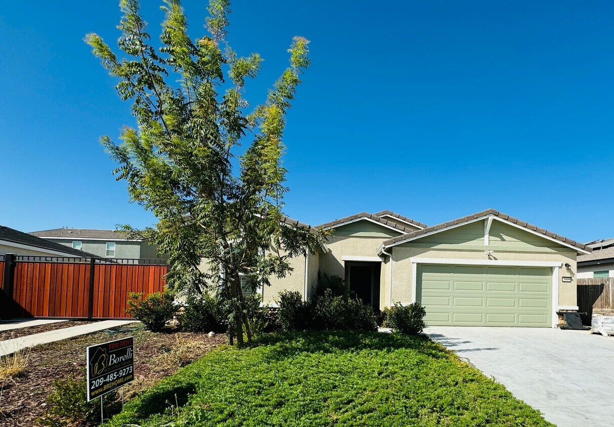 Foto principal - Beautiful 4 Bedroom 2 Bath Home with SOLAR...