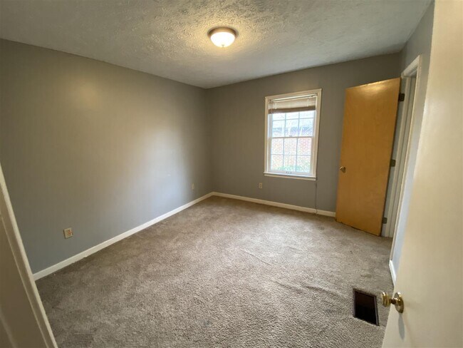 Building Photo - 33 Northtown Rd