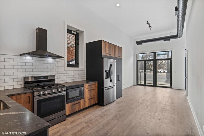 Foto del edificio - 3332 W Irving Park Rd