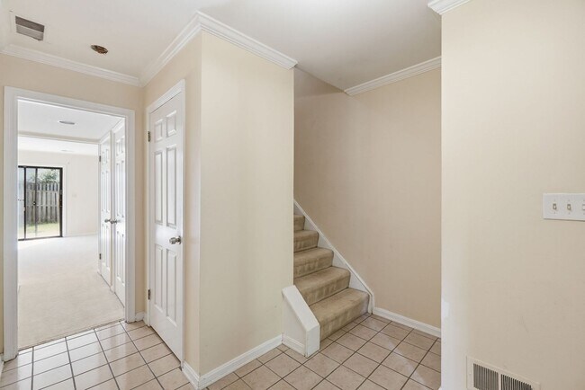 Foto del edificio - 6012 Crown Royal Cir