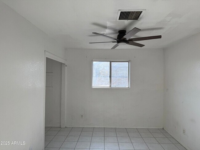 Foto del edificio - 2024 E Saint Catherine Ave