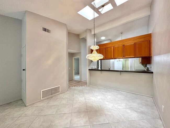 Foto del edificio - Serene Retreat in the Oaks North 55+ Community: Discover Your Dream Home!